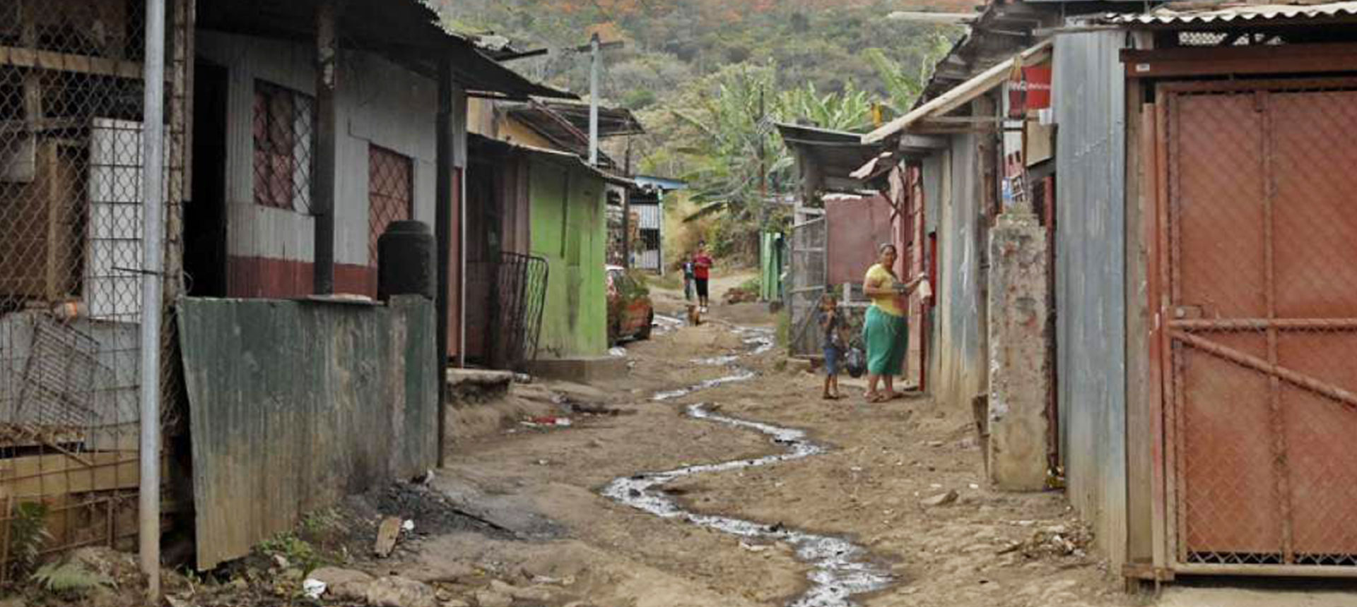 fotografía de barrio con vivienda en extrema pobreza en costa rica